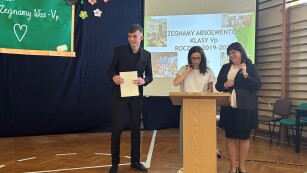 Wychowawczyni oraz opiekunka Samorządu uczniowskiego wręczają dyplom uczniowi, który był przewodniczącym